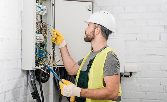 Electricista autorizado revisando una instalación en Madrid